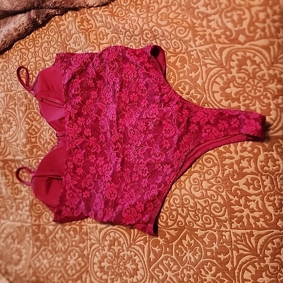 Red lace lingerie - Picture 3 of 3